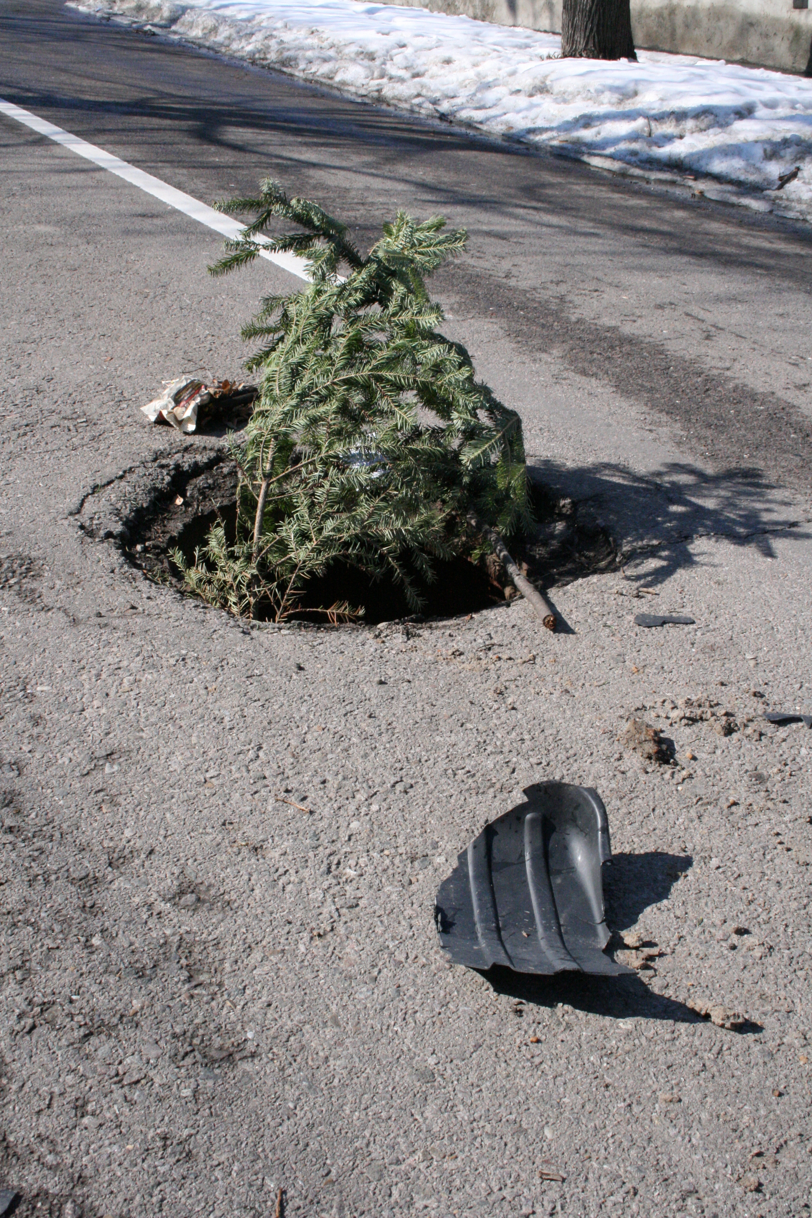 Zeci de capace de canalizare au fost furate într-o singură noapte