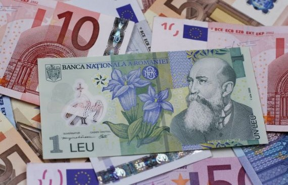 Euro a scăzut în luna august cu o jumătate de ban