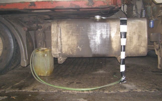 Atenţie unde vă parcaţi maşinile! Doi hoţi au golit un rezervor în câteva minute