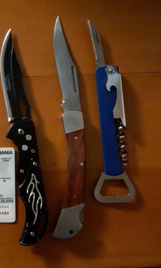 Doi bărbați au încercat să intre în Parlament cu arme albe