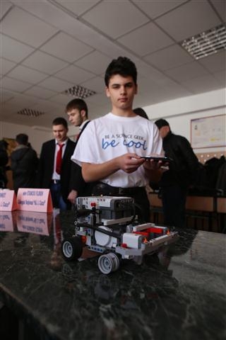 "Be A Science Geek. Be Cool". Elevii, invitaţi să se înscrie la concursul Stelele Ştiinţei