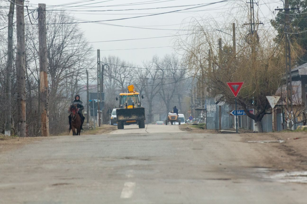 Lung e drumul Cavadineștiului. 150 de kilometri de reabilitat, într-o singură comună (FOTO)
