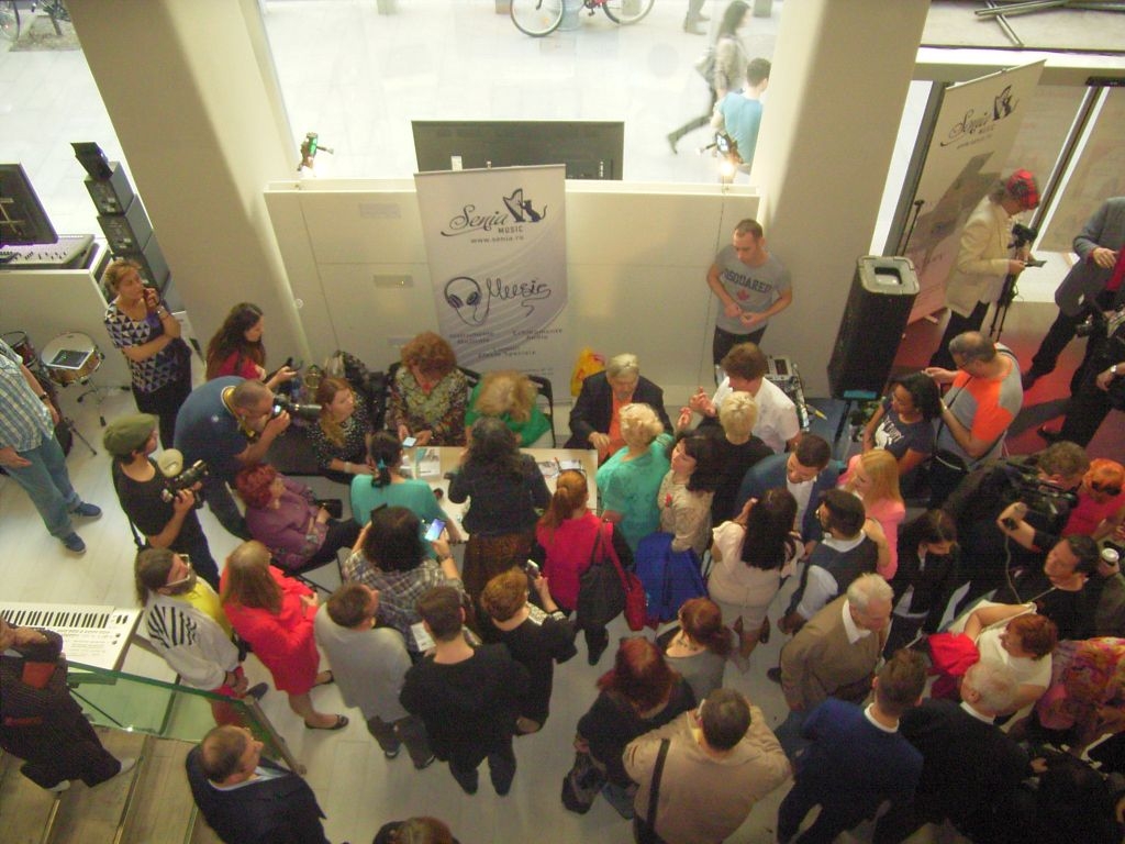 SUCCES gălăţean de zile mari în Capitală. ALEXANDRU JULA şi-a lansat albumul într-o mare de FANI (FOTO)