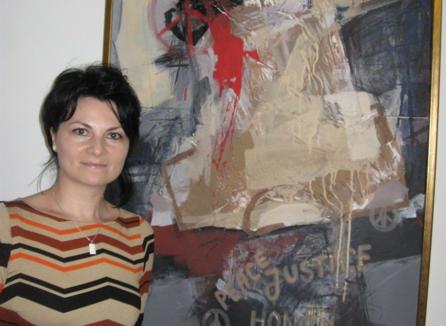 Pictoriţă gălăţeană donează lucrări pentru dotarea spitalelor