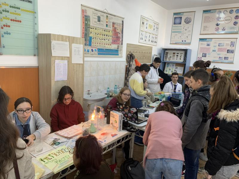 Experimente de fizică și chimie la "Cuza"