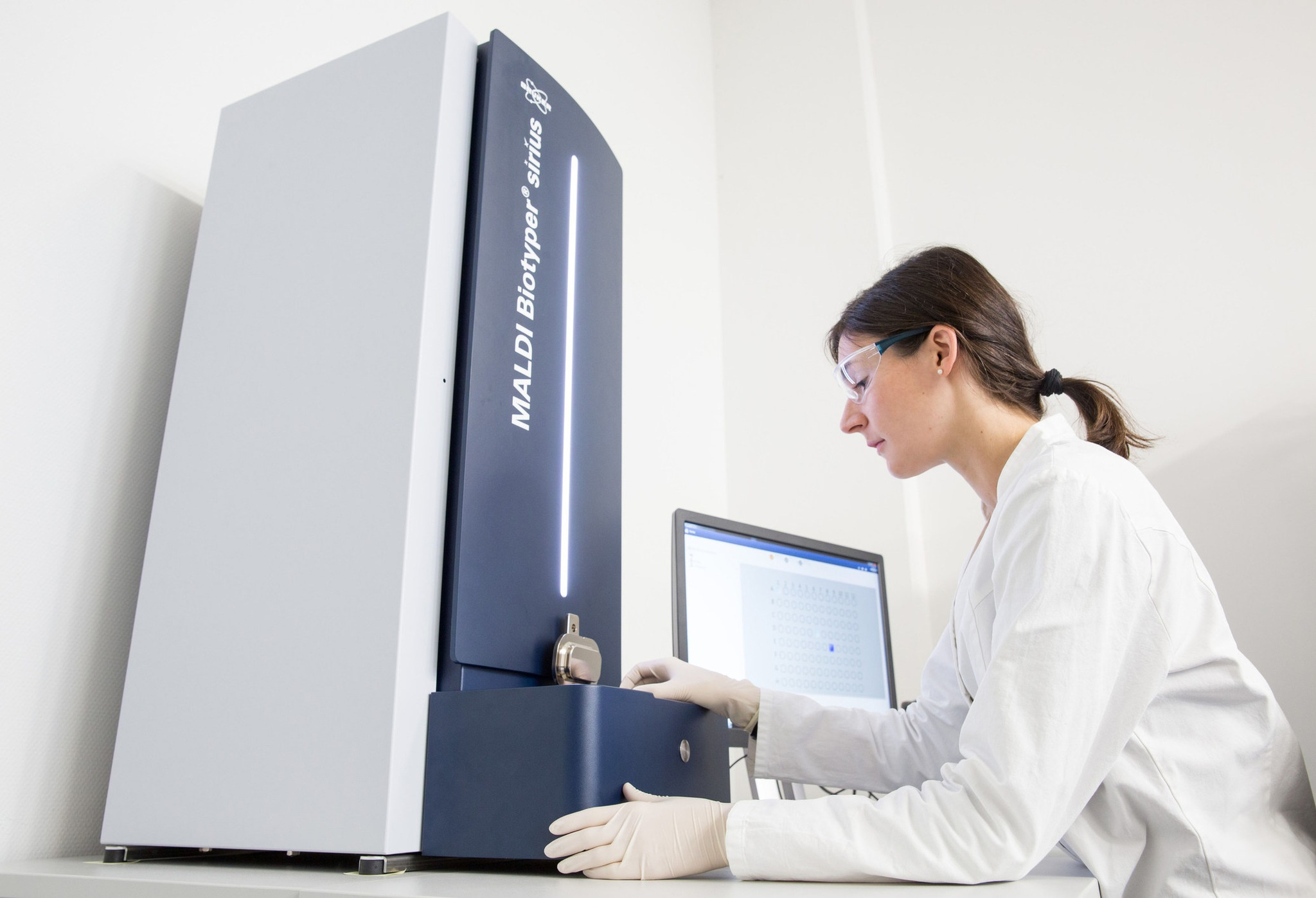 Tehnologie cu laser la spitalul din Tecuci - Echipament medical de ultimă generație pentru diagnosticarea rapidă a infecțiilor grave