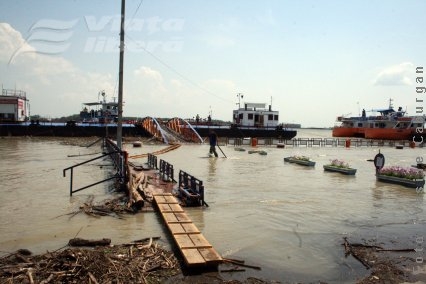 Maşinile nu mai trec Dunărea, cu bacul