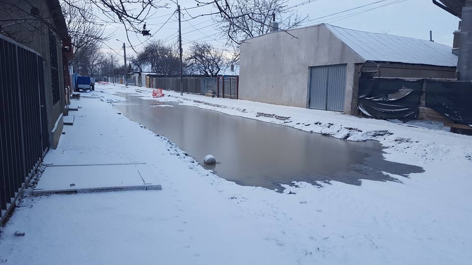 DESZĂPEZIRE selectivă în Galaţi - PATINOAR în aer liber, pe o stradă din oraş