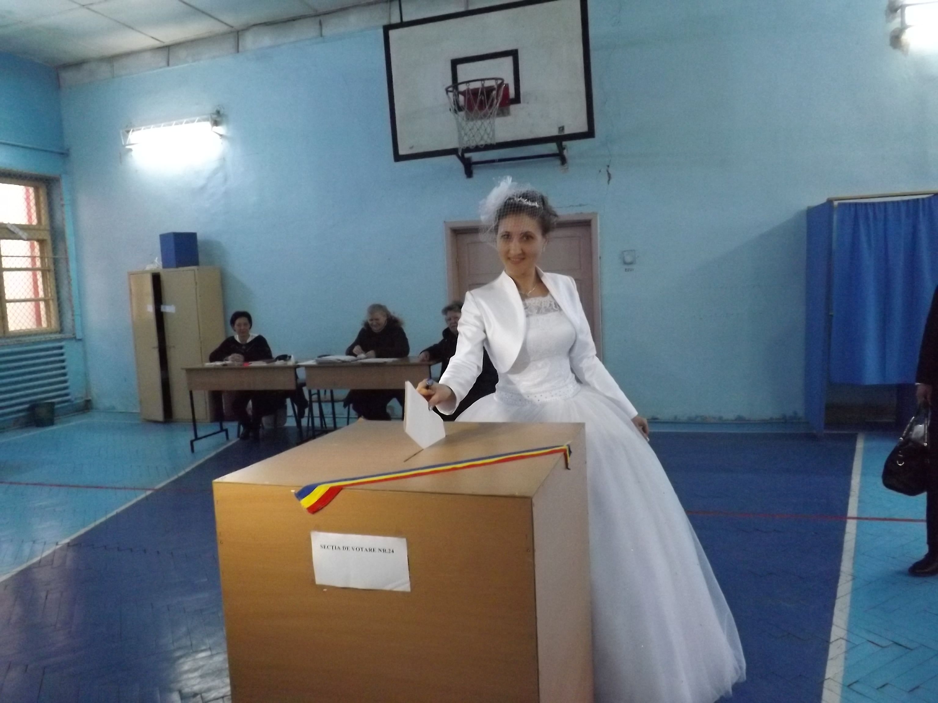 De la NUNTĂ, direct în SECŢIA DE VOTARE. Doi gălăţeni PROASPĂT CĂSĂTORIŢI au fost primii LA URNE