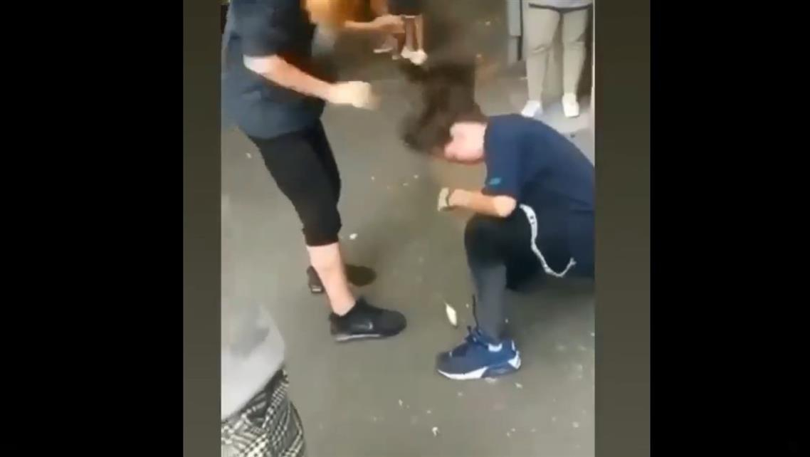 Minoră bătută crunt pe stradă, sub ochii mai multor bărbați