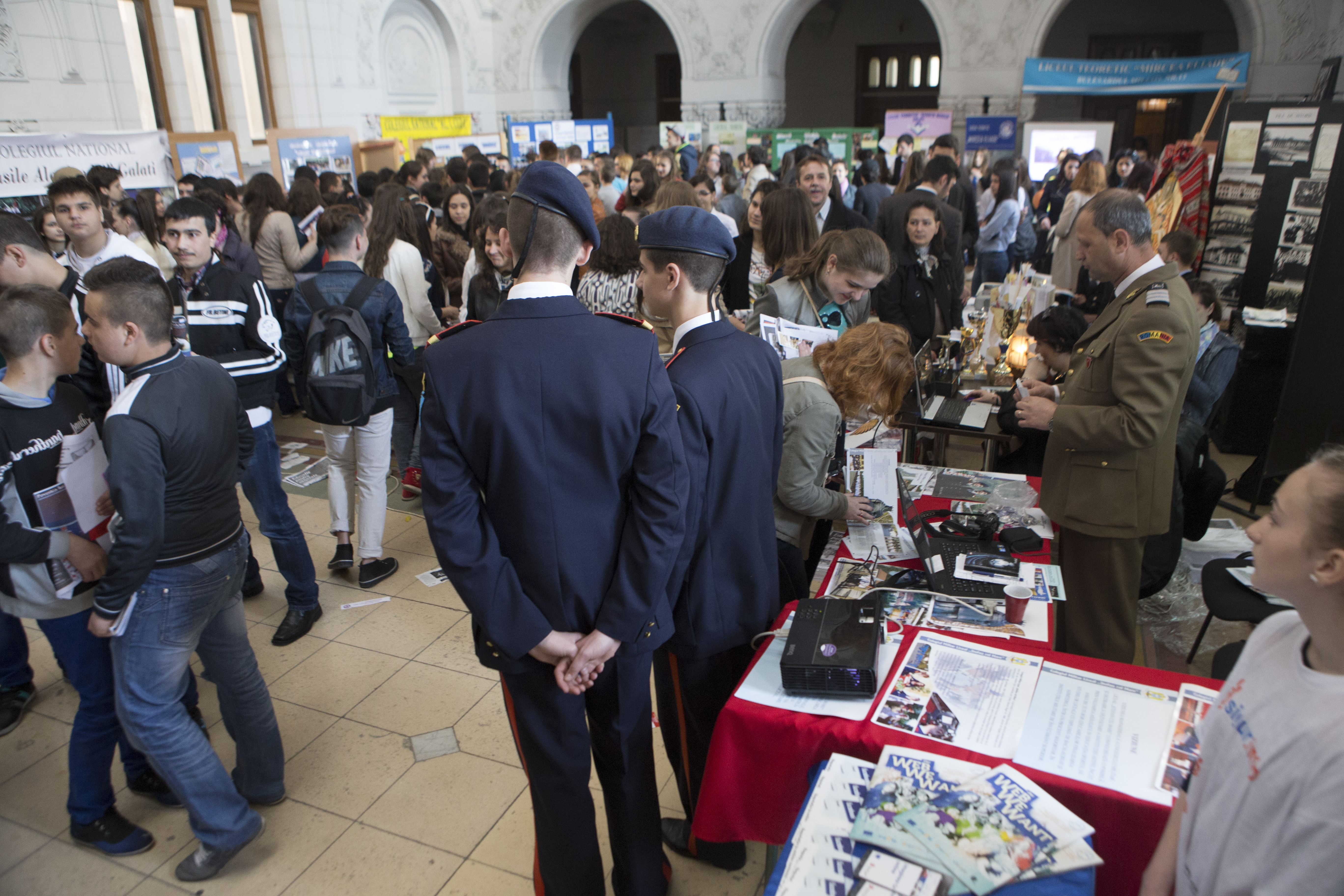 ALARMANT! 16 la sută dintre tinerii de 18-24 de ani nu fac nimic!