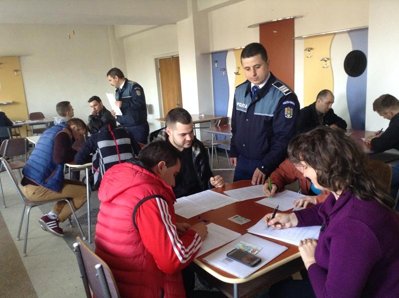 Sute de ingineri şi contabili vor să fie POLIȚIȘTI. Concurenţă acerbă pentru job şi salariu