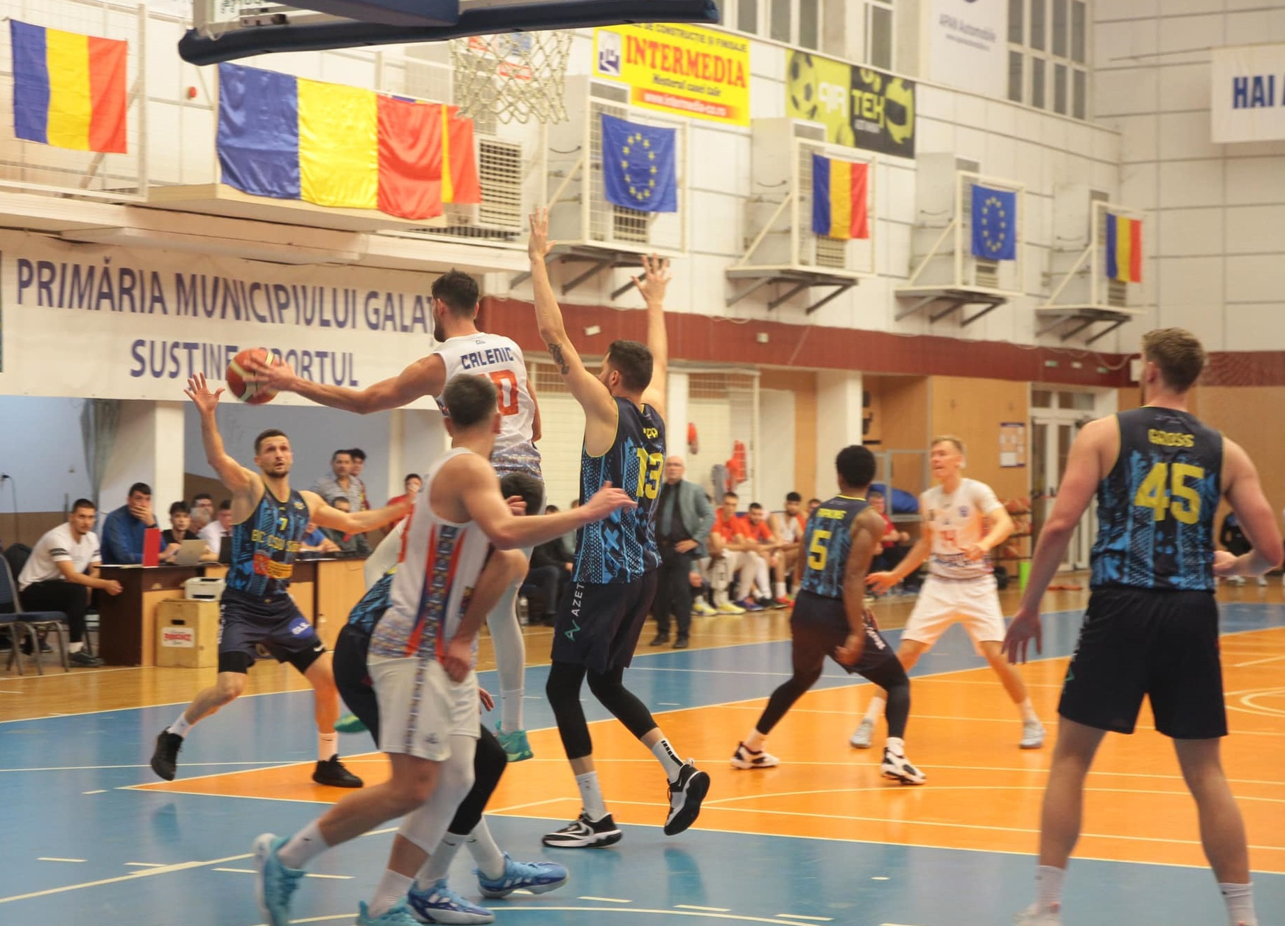 Baschetbaliștii joacă la Brașov