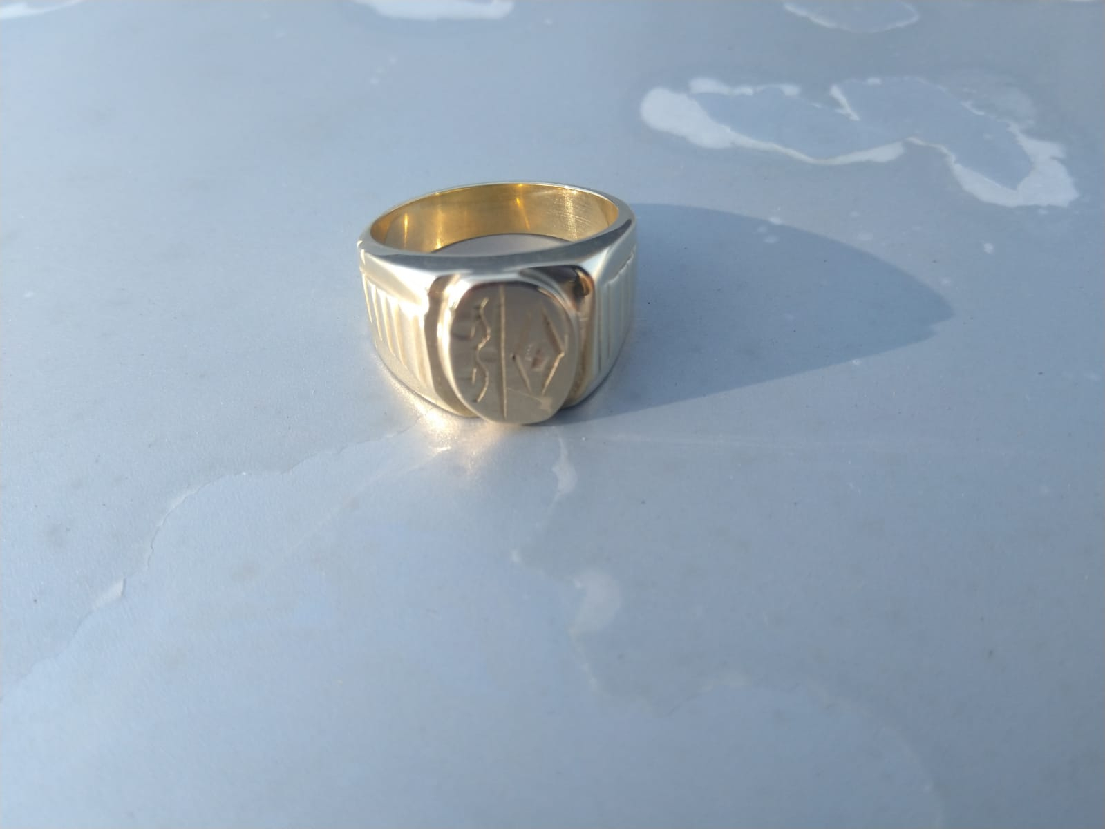 A încercat să păcălească un poliţist cu un ghiul de tablă