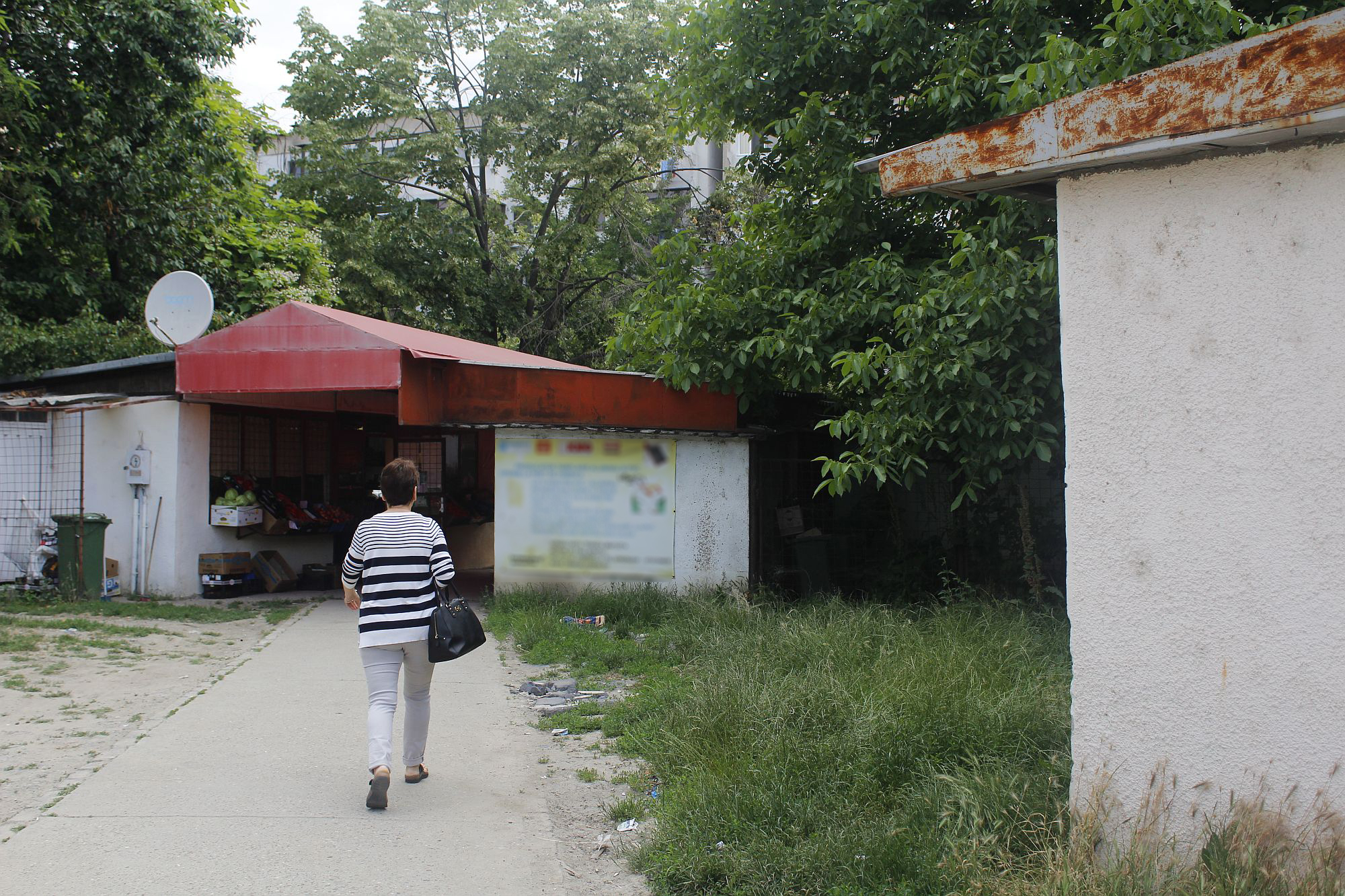 Parcurile din cartierul gălățean Micro 20, sufocate de iarbă | REPORTAJ