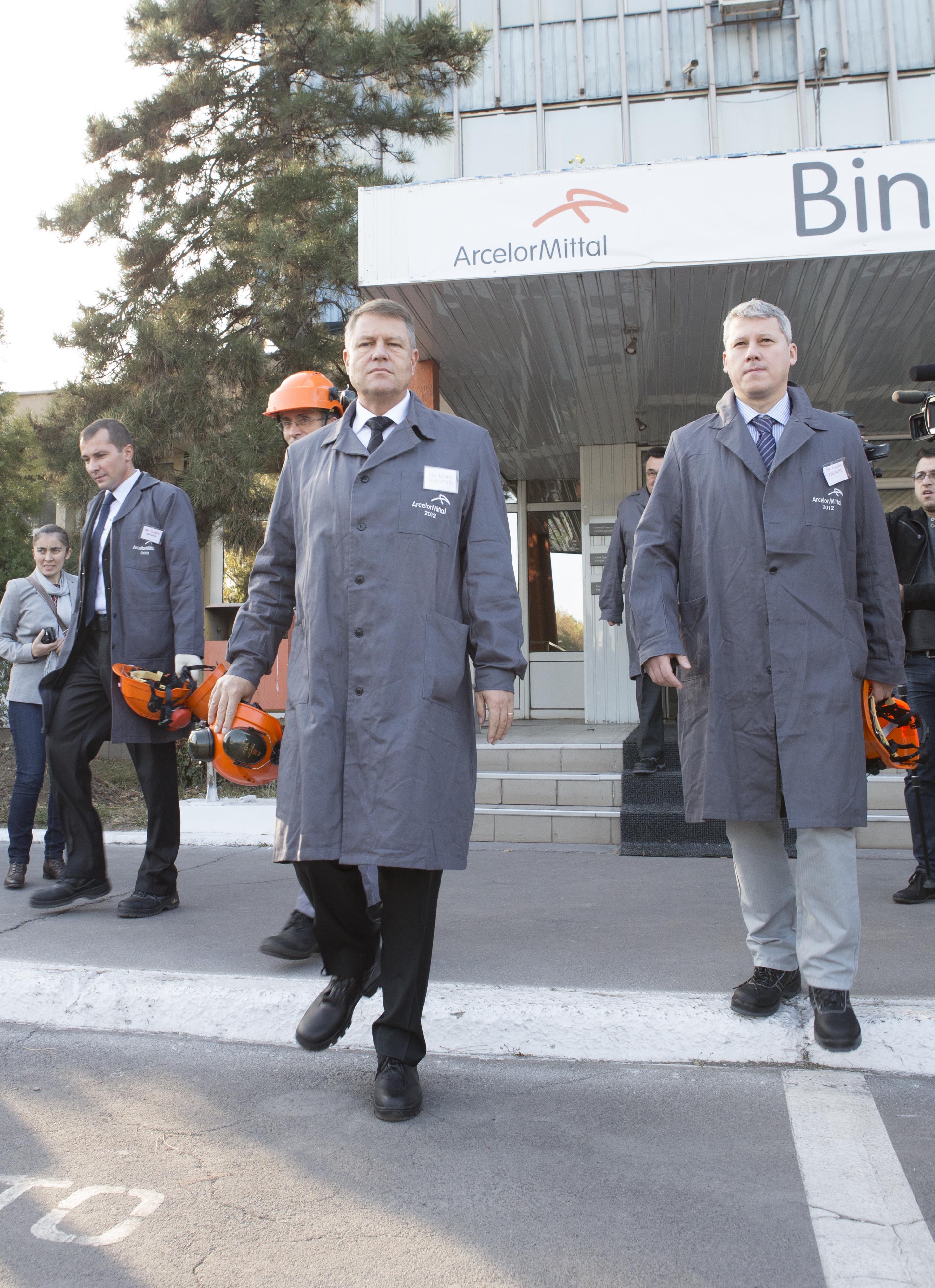 Iohannis, în vizită la ArcelorMittal. Liberalul a cerut preocupare pentru crearea de locuri de muncă