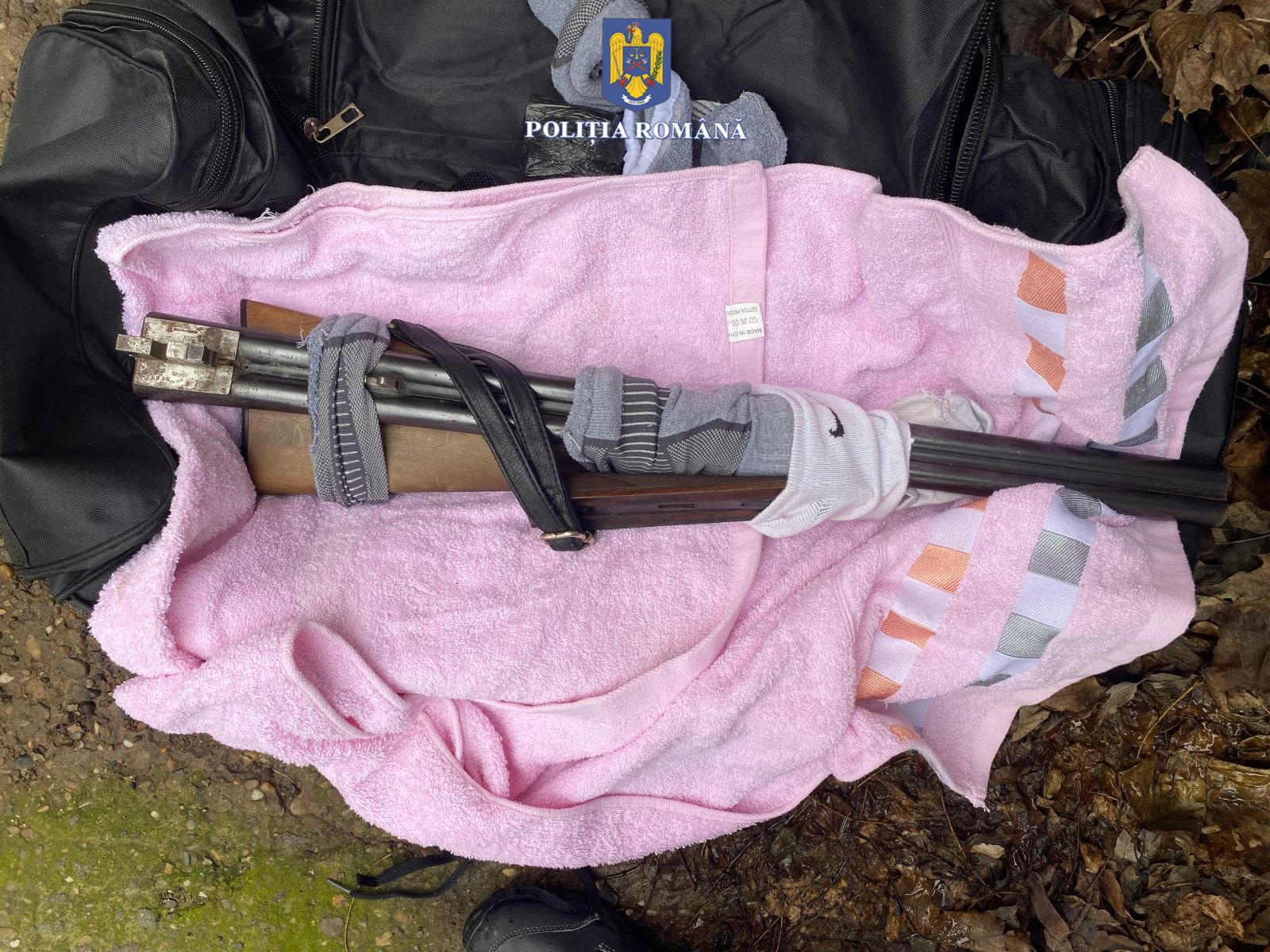 Un infractor condamnat la șase ani de închisoare, prins în timp ce vindea o armă