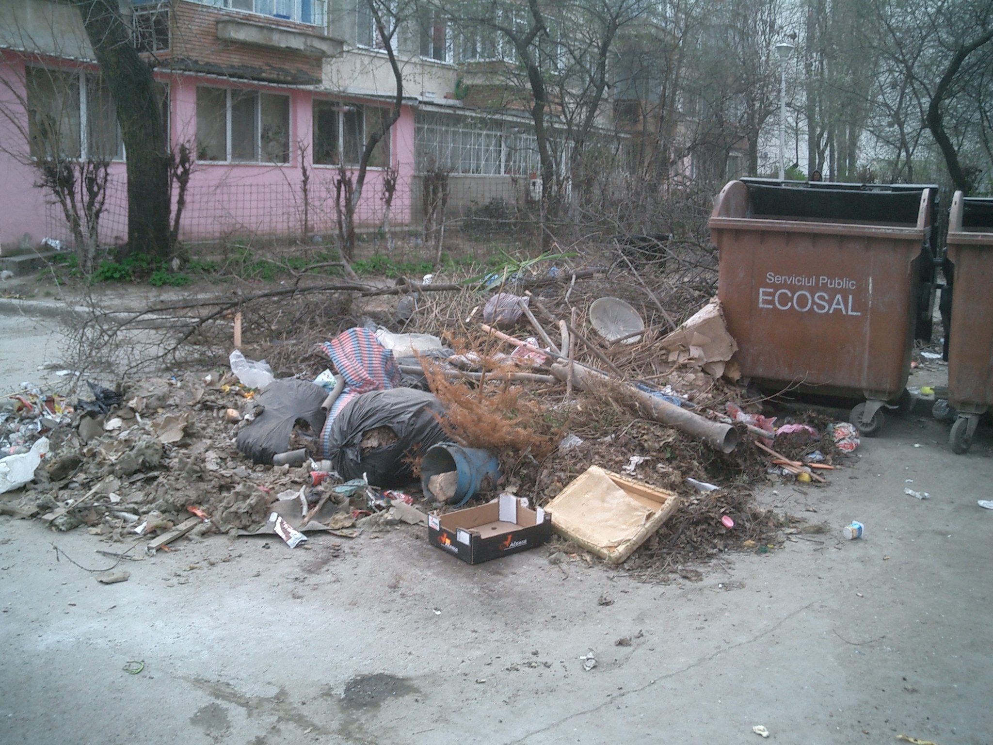 În Micro 17, pubele de gunoi amplasate la ferestrele gălăţenilor