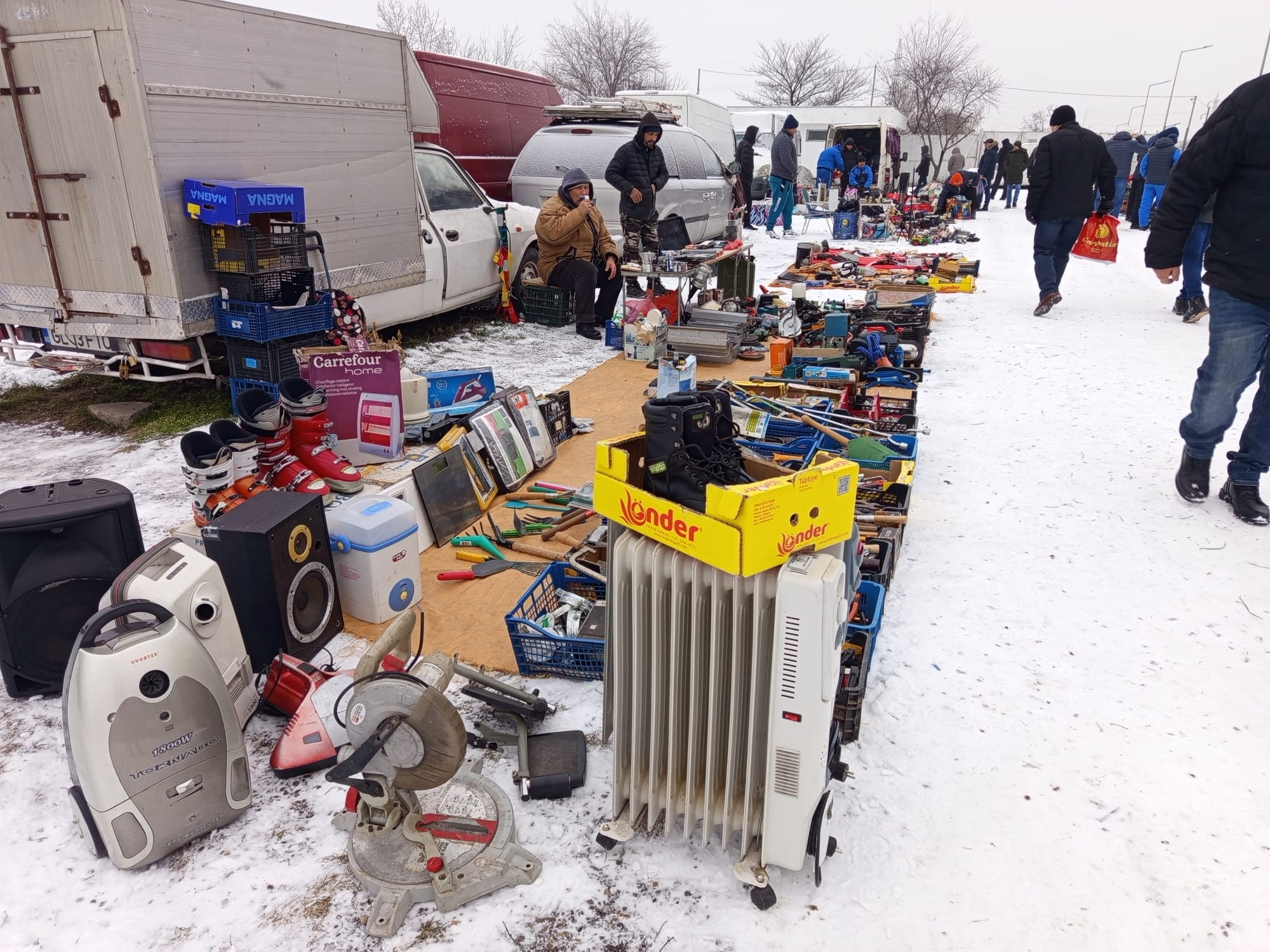 Talciocul din Micro 39, marfă veche și oameni care nu se grăbesc nicăieri