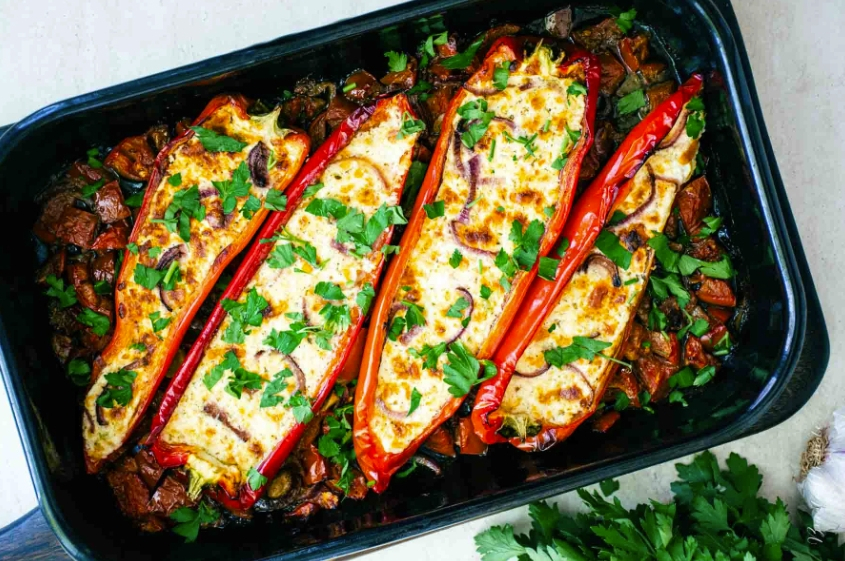 Ardei umpluți cu orez și brânză, în sos de roșii, la cuptor