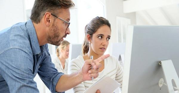 Profesorii, şcoliţi de Minister ca să predea lecţii online