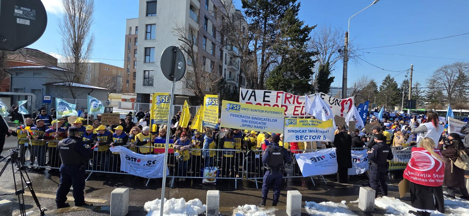 Peste 500 de profesori și studenți din țară, în fața Palatului Cotroceni