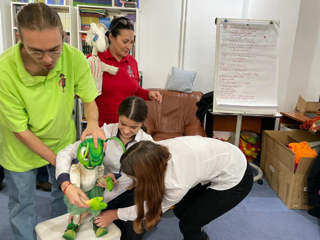 Păpuşarii gălăţeni au dus magie la Fundaţia „Inimă de Copil”
