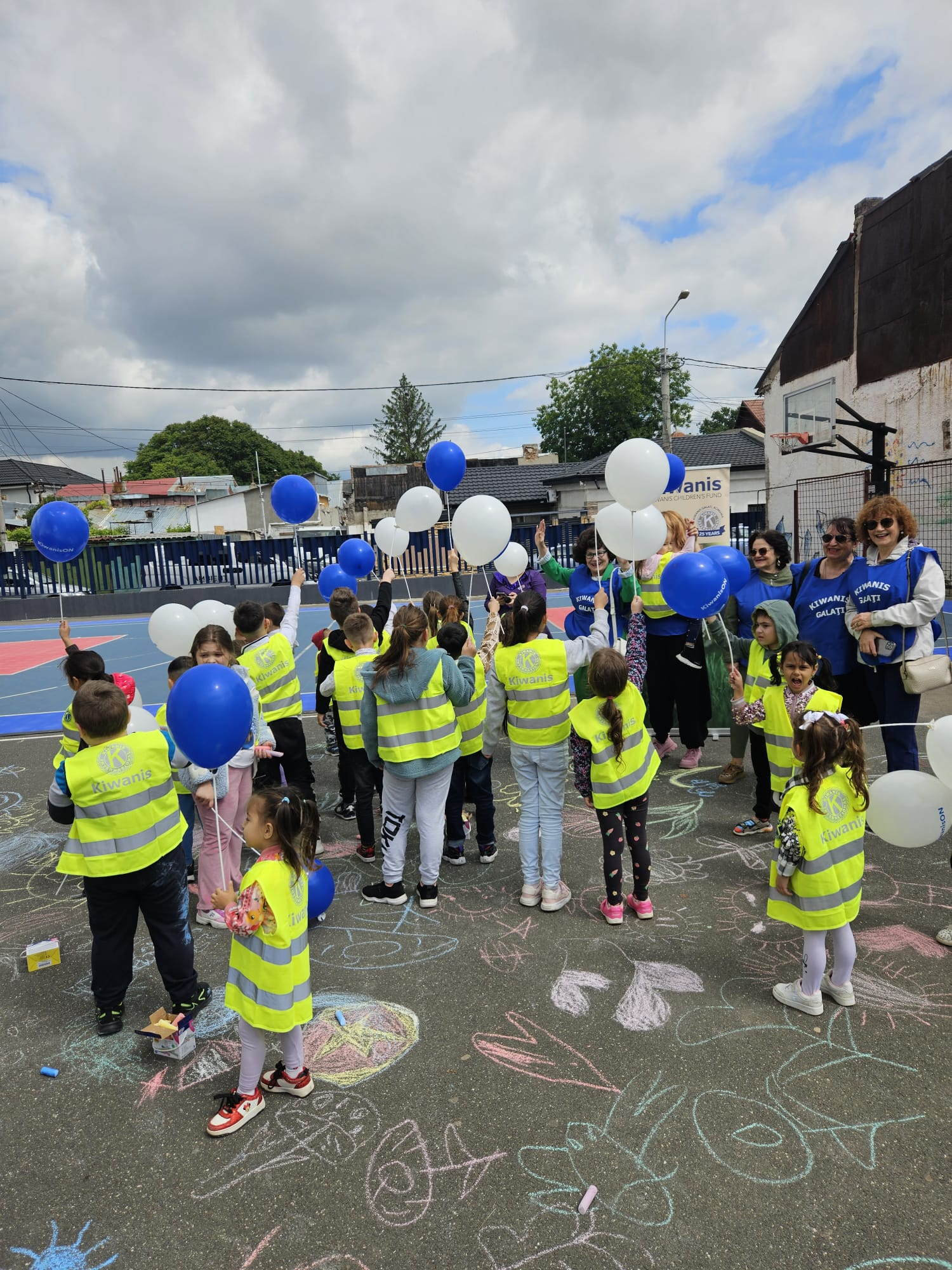 Distracţie şi daruri de la Clubul Kiwanis Galaţi