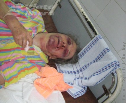 Strivită în bătaie, la 87 de ani! 