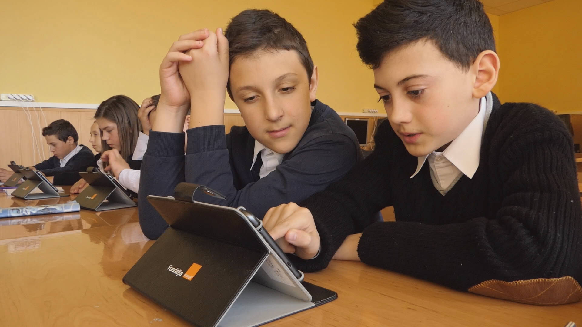 Două şcoli din judeţul Galaţi, dotate cu câte 30 de tablete. PROIECT