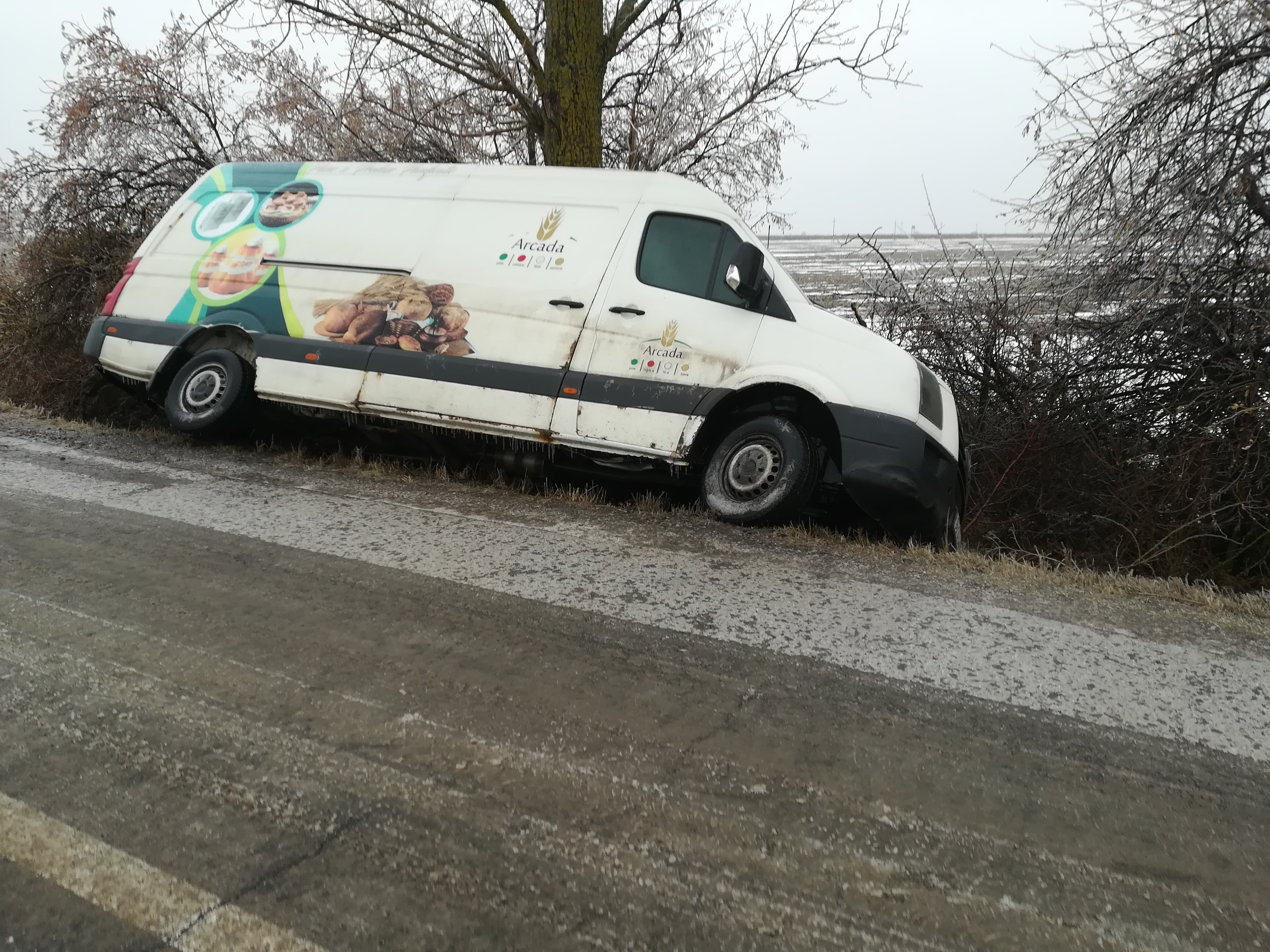 UPDATE. Poleiul a transformat trotuarele şi carosabilul în adevărate patinoare