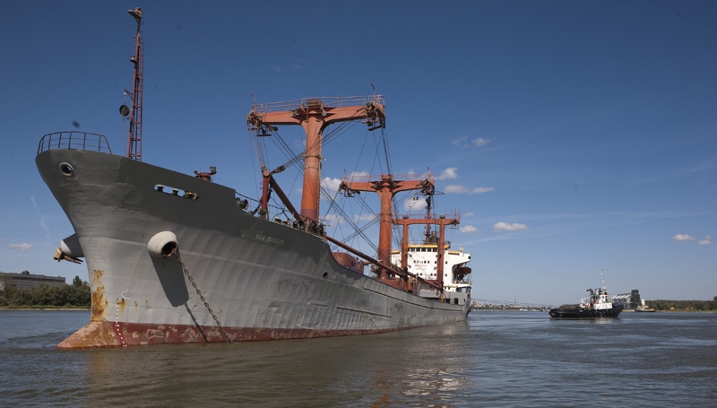 Acţiune de salvare pe Dunăre -  O navă maritimă sub pavilion tanzanian a eşuat lângă Brăila FOTO/VIDEO