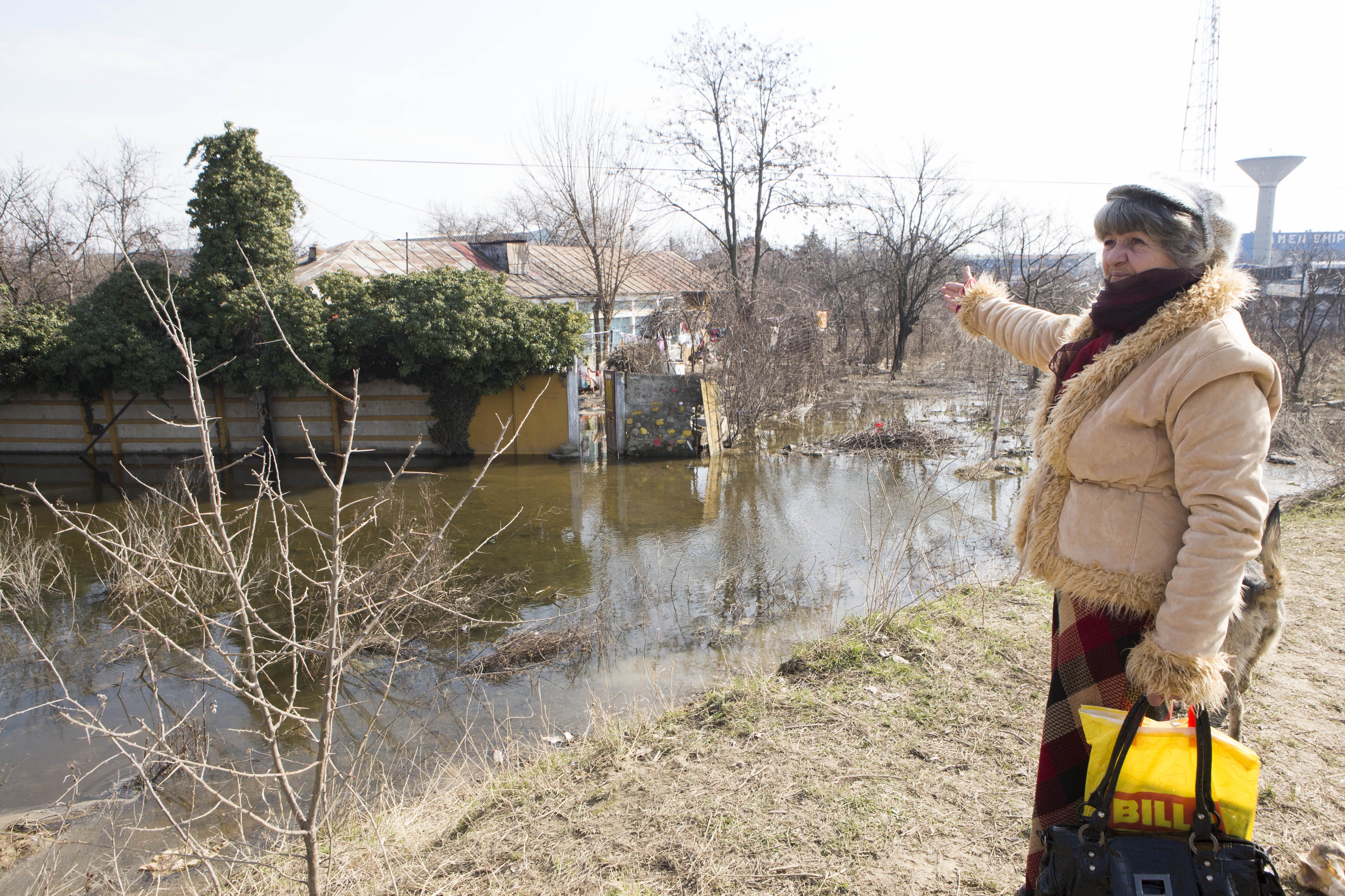 REPORTAJ/ Inundaţie pe strada Corabiei, după o iarnă cu nămeţi