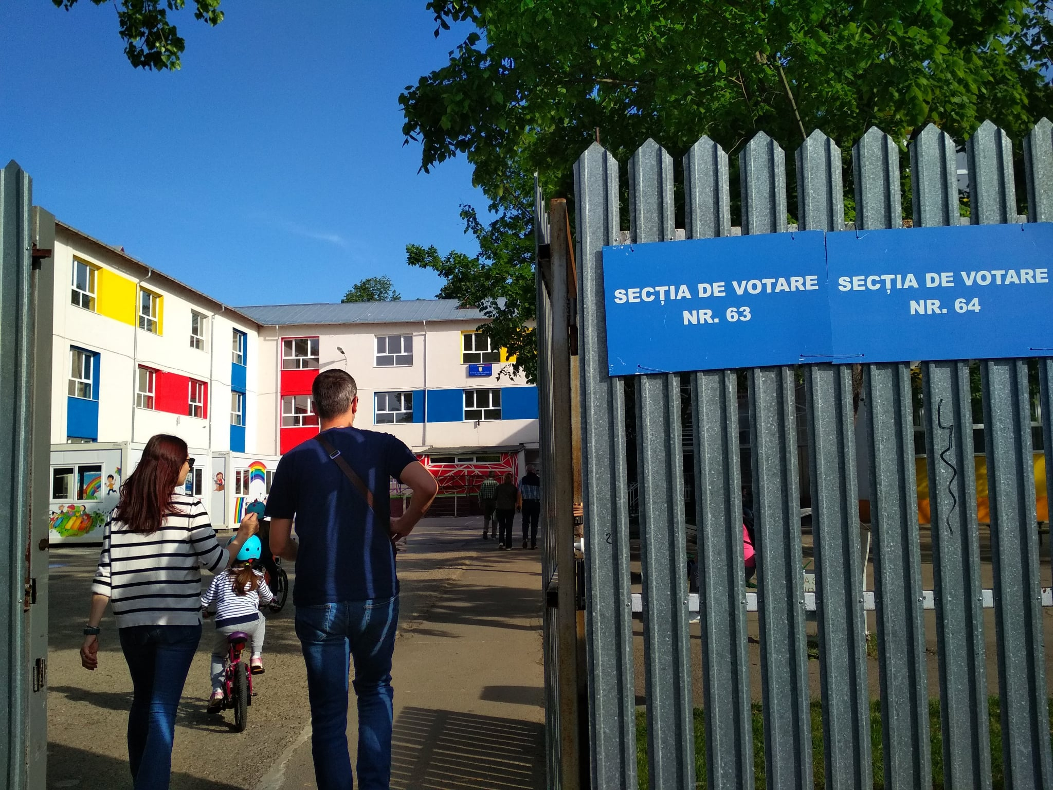 Meciul pentru turul al doilea încă se joacă. Tot mai puţini gălăţeni la urne