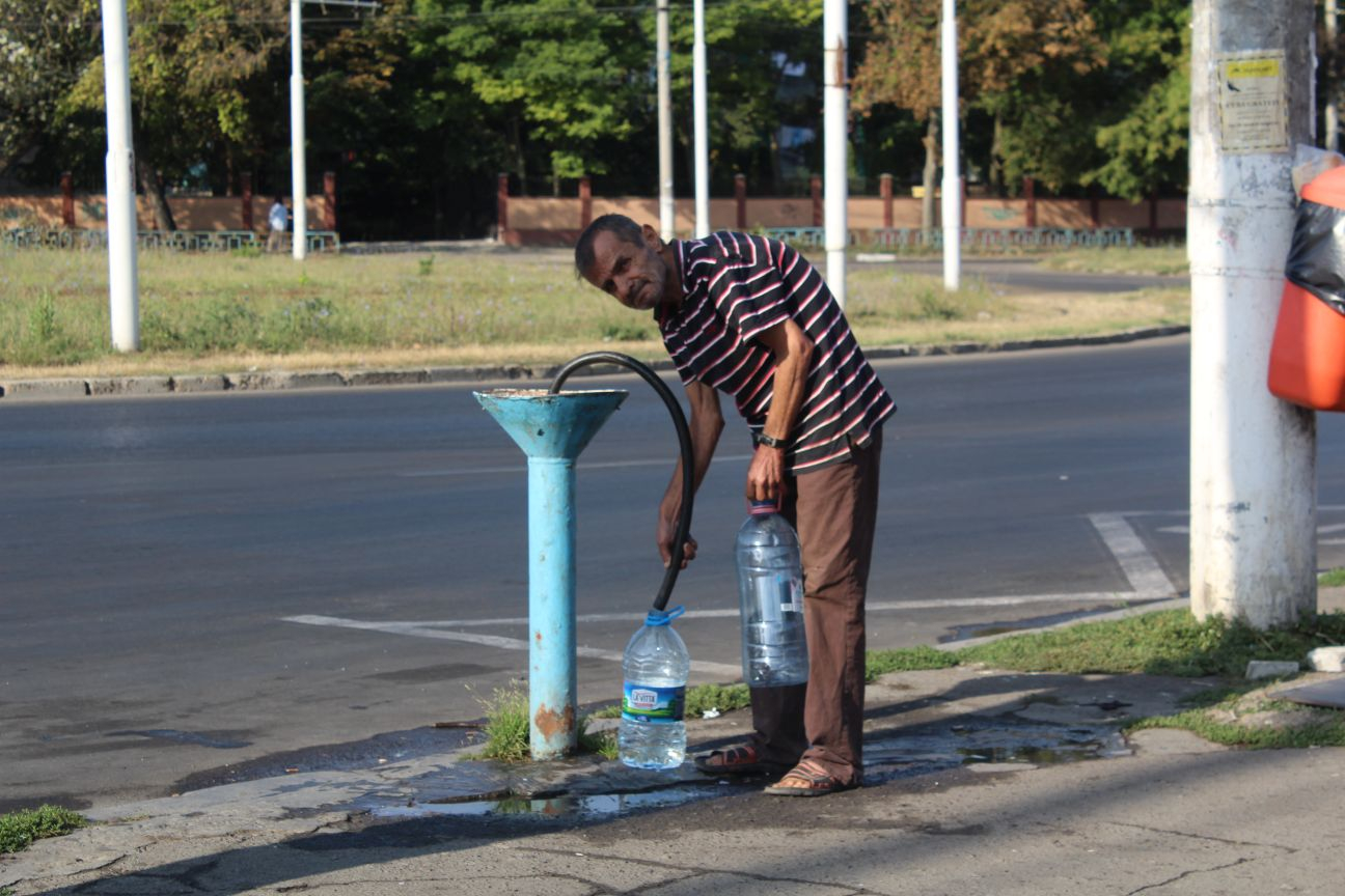 Nu curge apă la robinet, dar curge bere la cârciumă