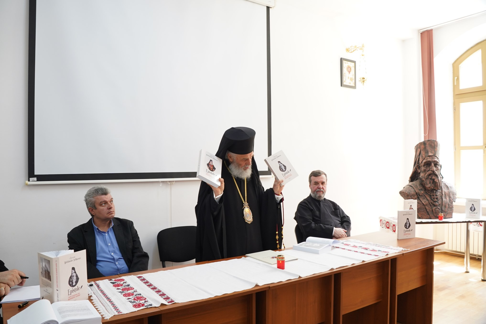 Volume cu epistolele ierarhului Melchisedec Ştefănescu