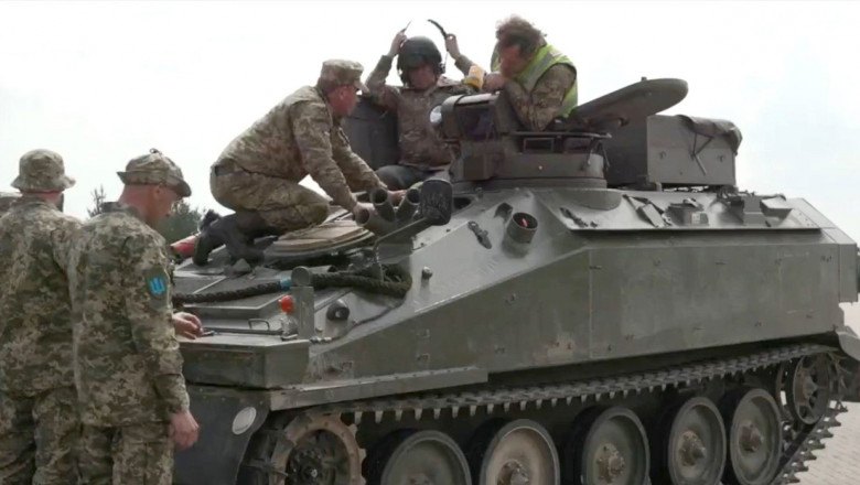 Țările occidentale anunță că trimit blindate Ucrainei