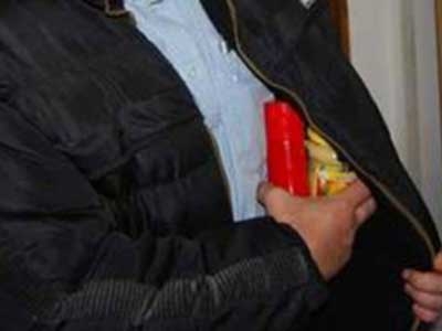 Experţi la shopping-viteză! Doi gălăţeni, prinşi cu marfa sub haine la uşa magazinului!