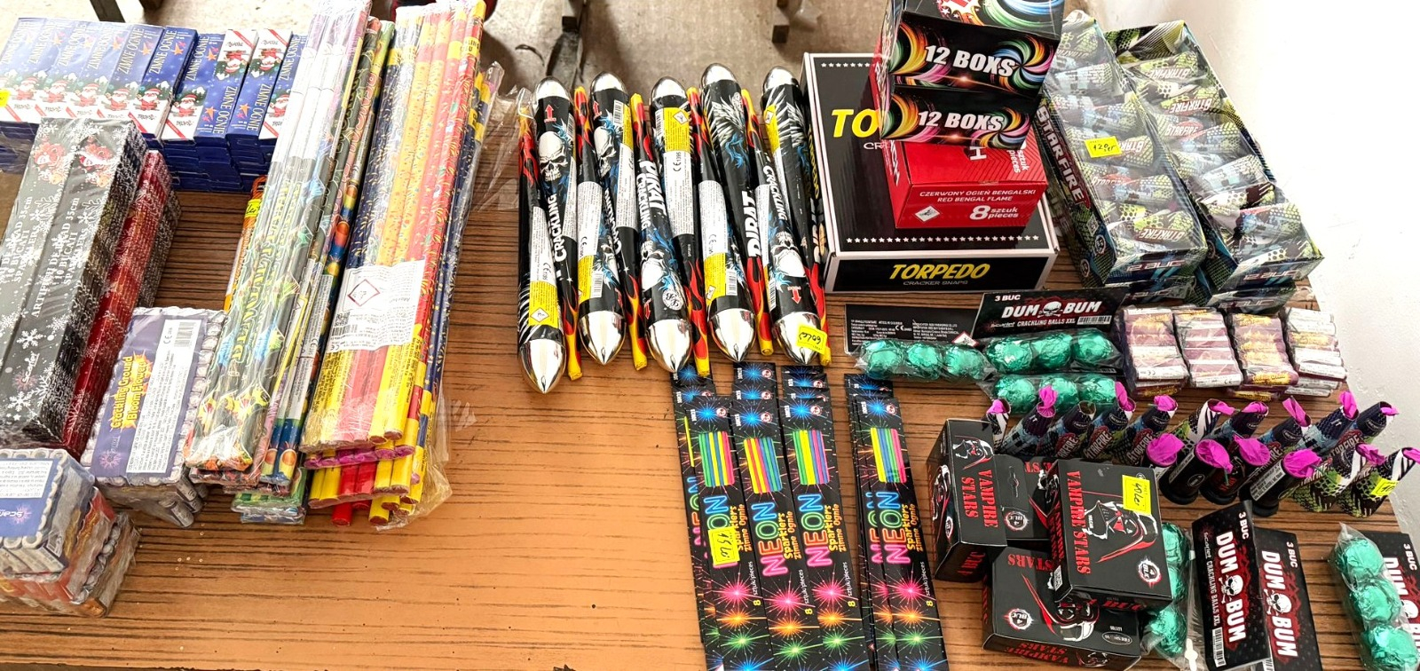 Artificii legale, vândute fără acte în I.C. Frimu