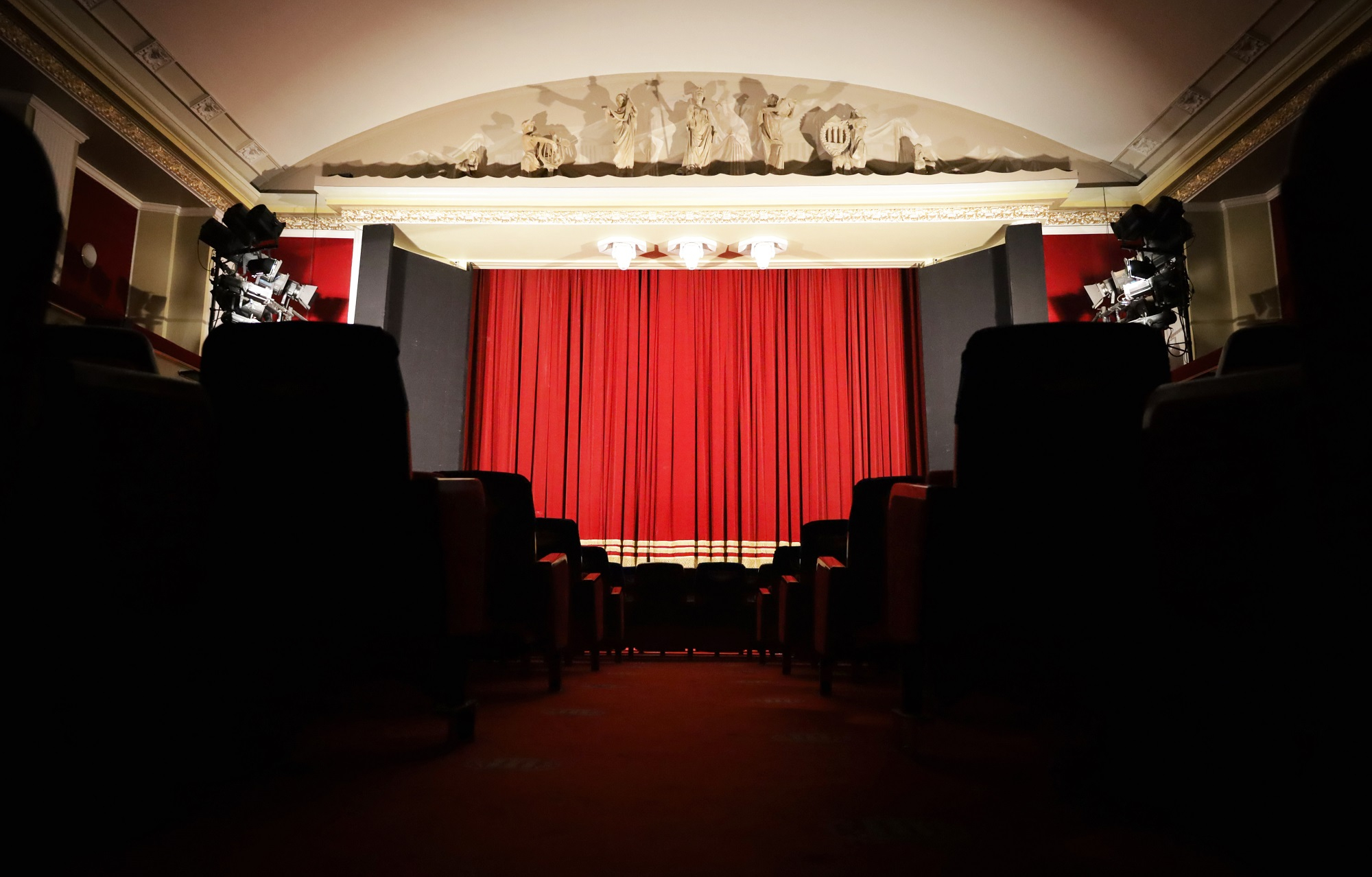 Teatrul Dramatic suspendă spectacolele