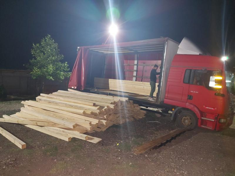 Transport ilegal de lemn, depistat pe un drum județean