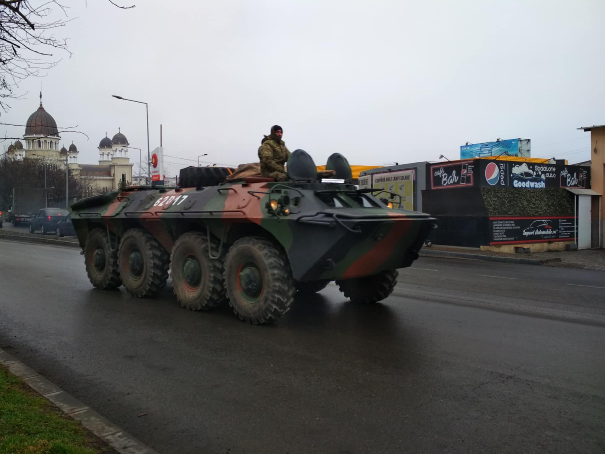 Poza zilei. La câte maşini de luptă rezistă asfaltul nou turnat