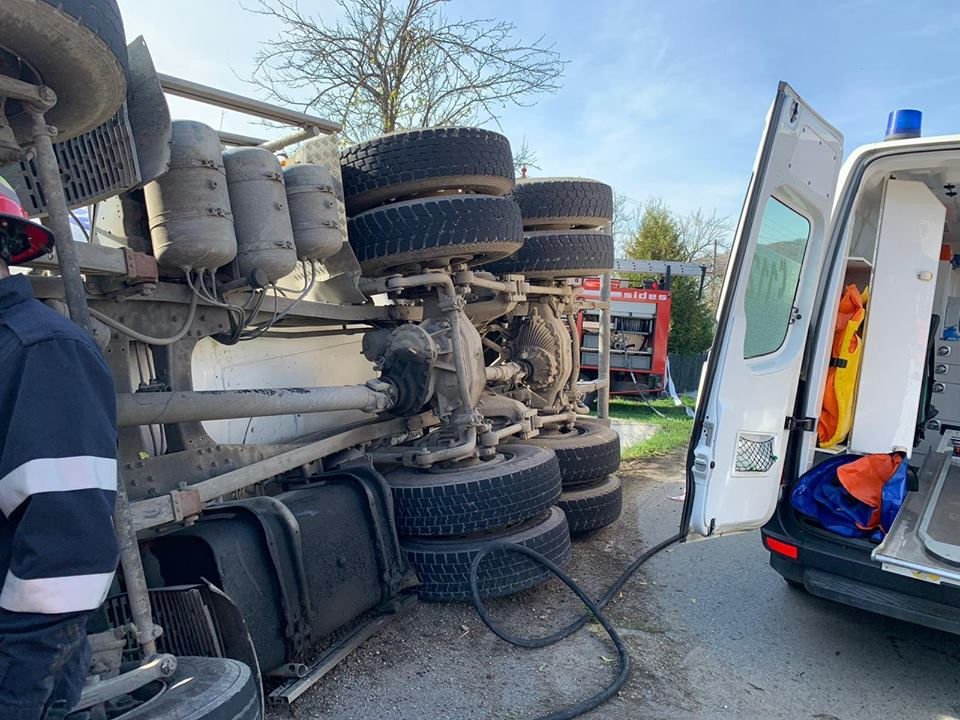 O betonieră a făcut prăpăd după ce a ieșit de pe drum