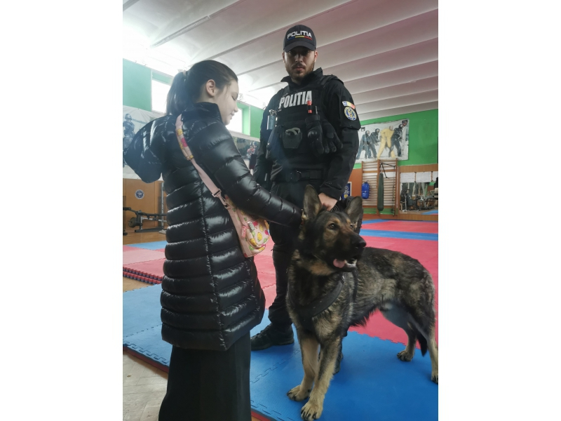 Polițiștii, nevoiți să meargă din nou la școală