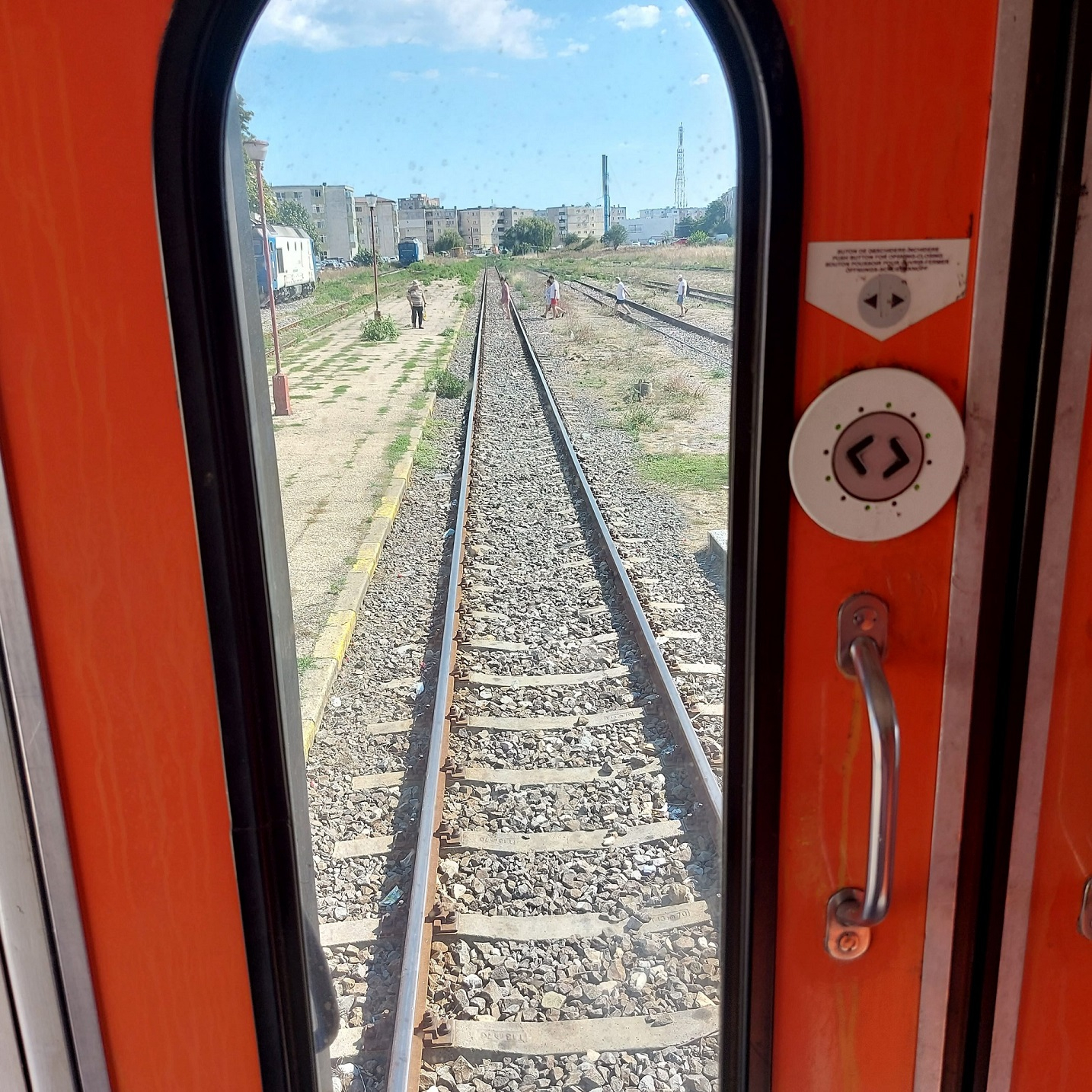 Amenzi pentru cei care deschid ușile trenului în mers