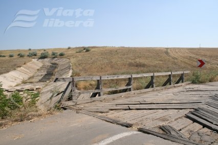 Pod stricat şi drum închis între Scânteieşti şi Frumuşiţa