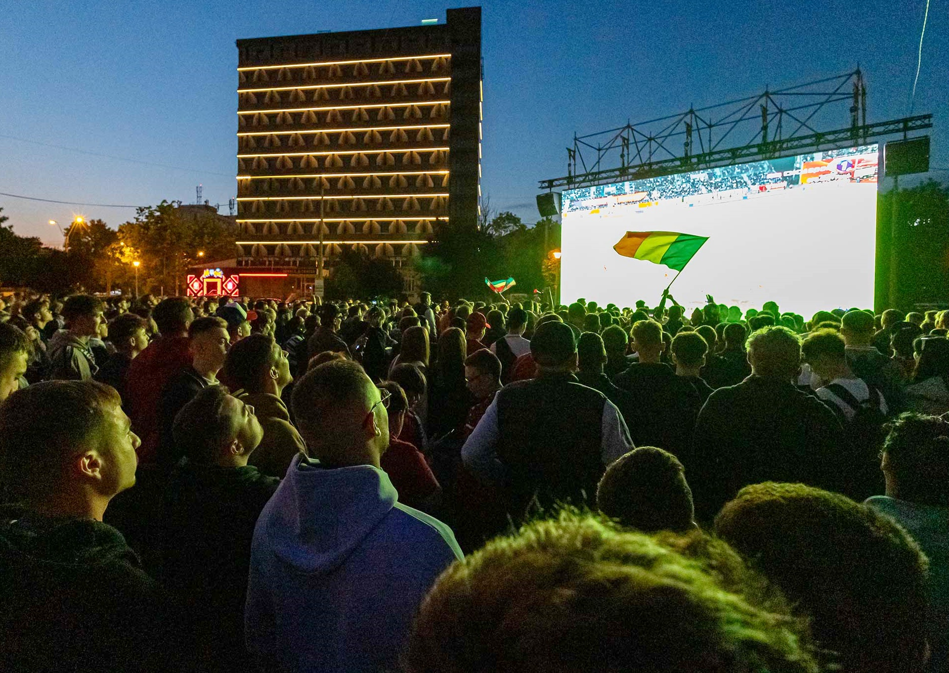 Ecran montat la "Păpădie", pentru meciurile României