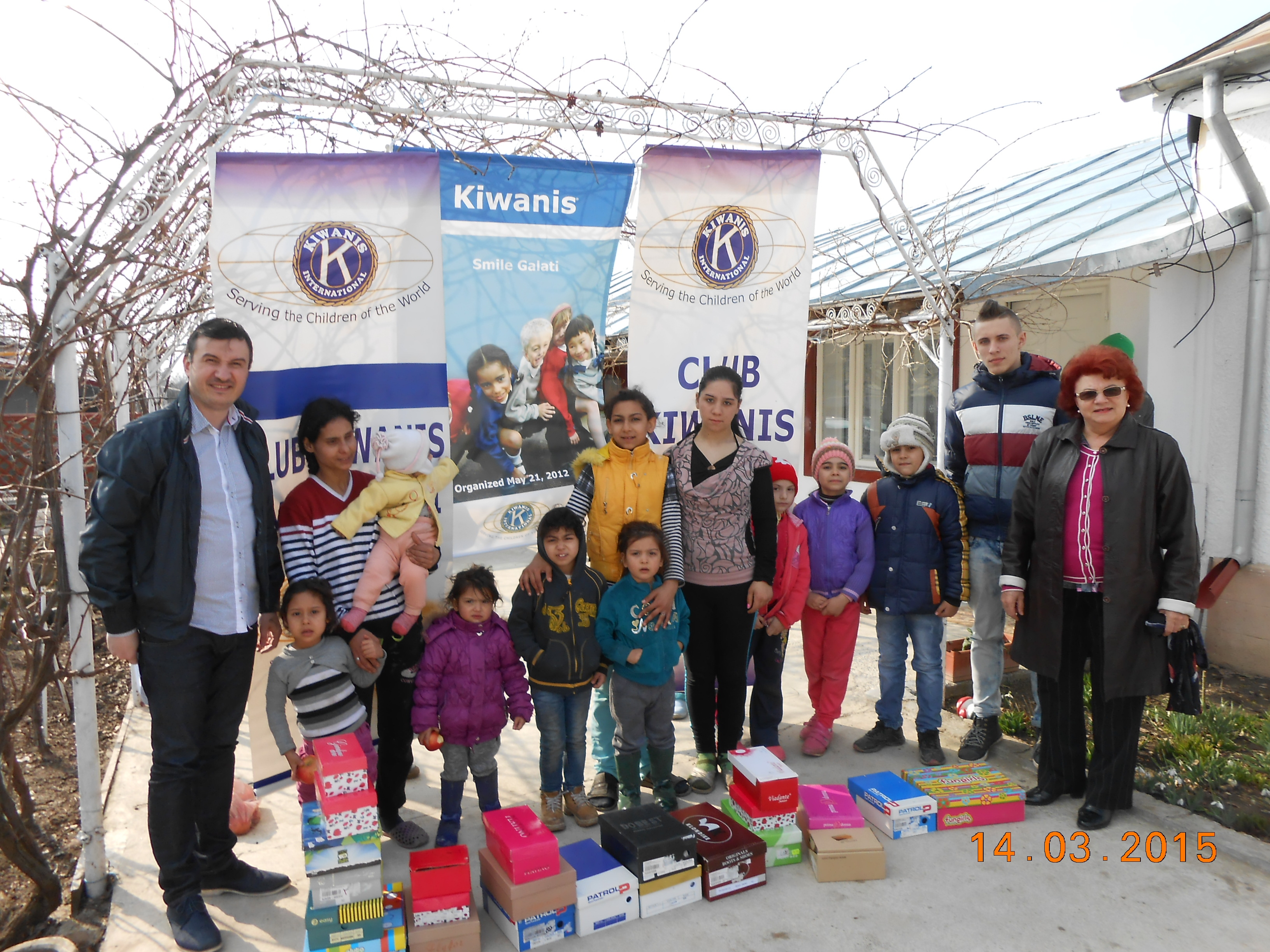 Acţiune CARITABILĂ marca Kiwanis: ÎNCĂLŢĂMINTE NOUĂ pentru multe suflete mici (FOTO)