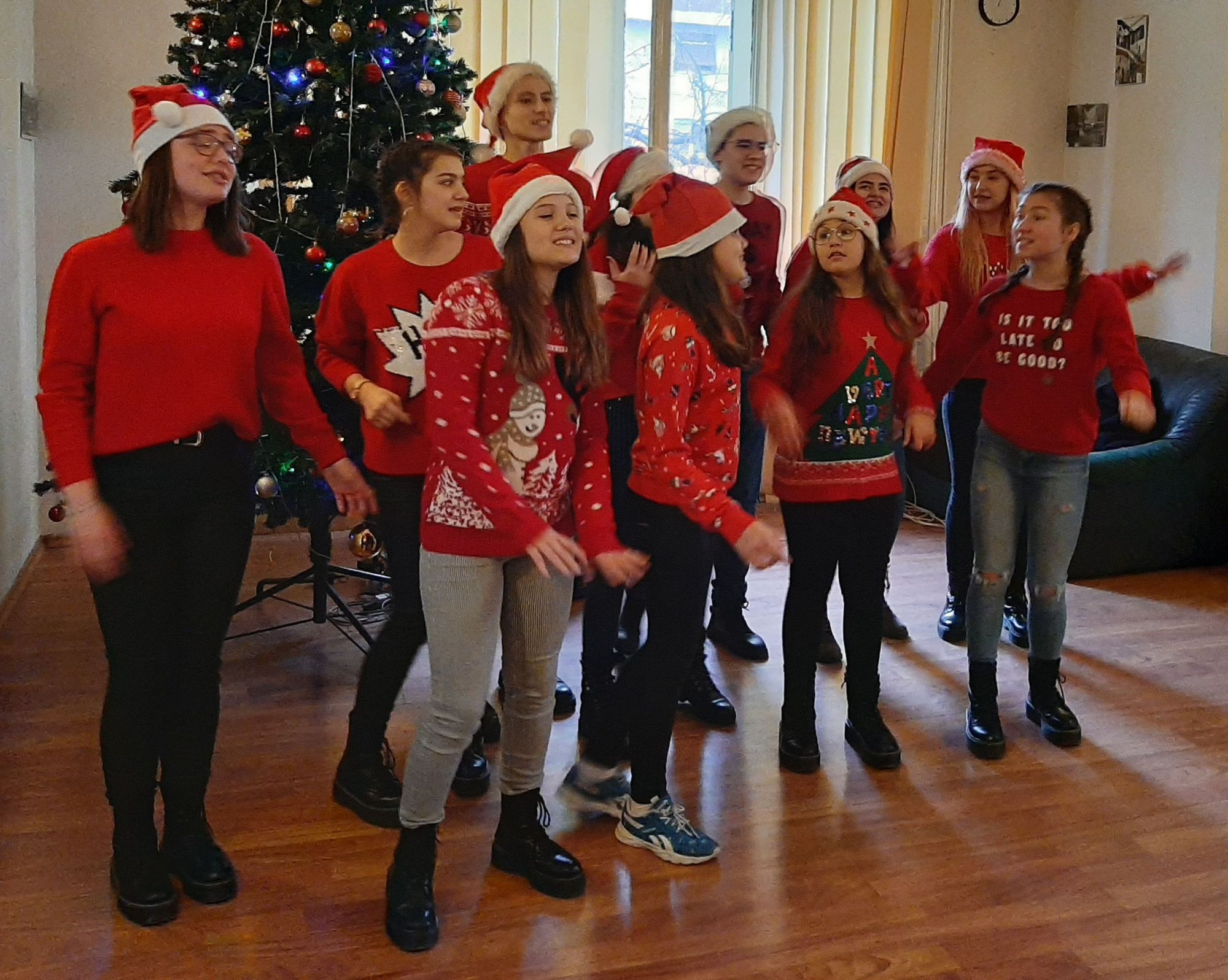 ”Voces” şi o tură de cântece internaţionale de Crăciun