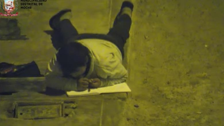 Povestea copilului care își făcea temele pe stradă